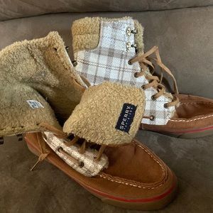Super cute women Sperry top-sider boots!